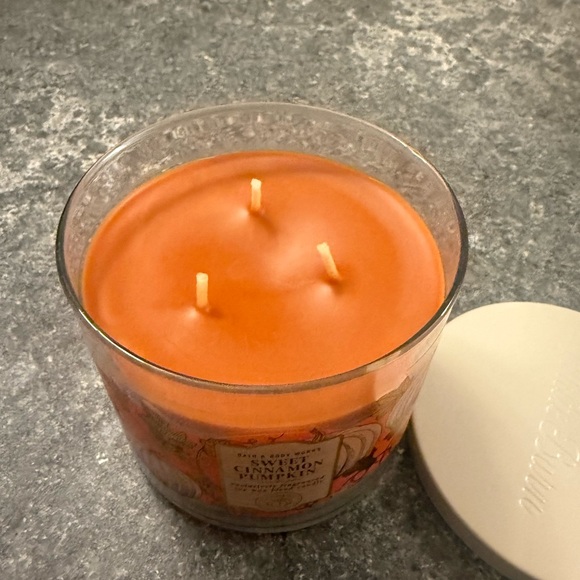 Bath & Bodyworks candle “Sweet Cinnamon Pumpkin” 14.5 oz - Picture 2 of 2